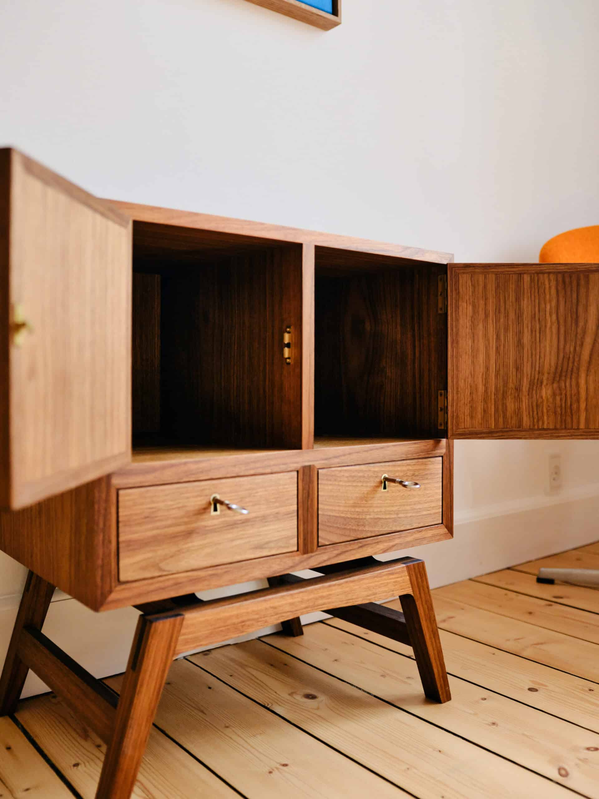 Elegant teak-wood skab med opbevaringsskuffer og døre, perfekt til moderne boligindretning.