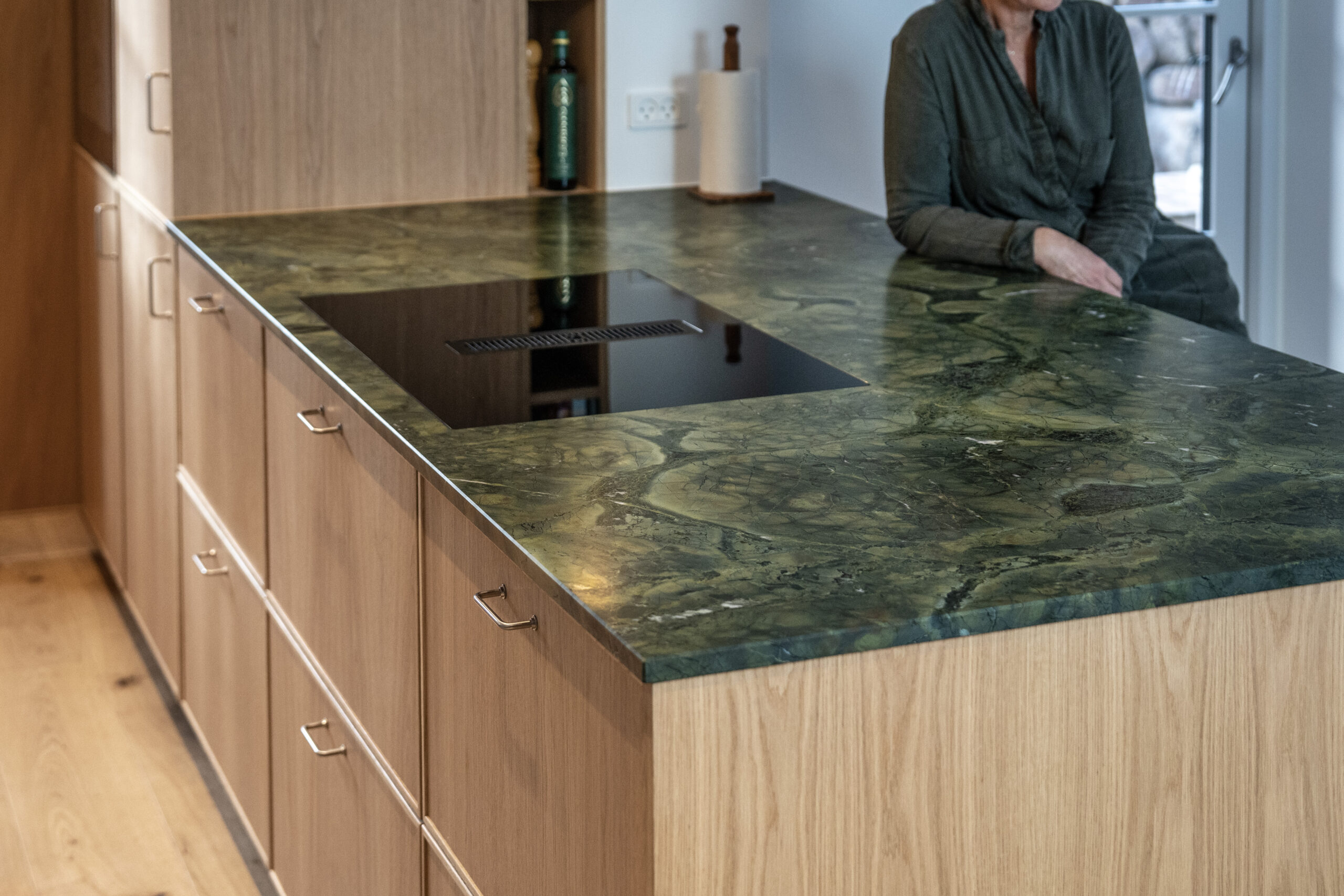 Unik grøn marmor køkkenbordplade i naturligt træskab.