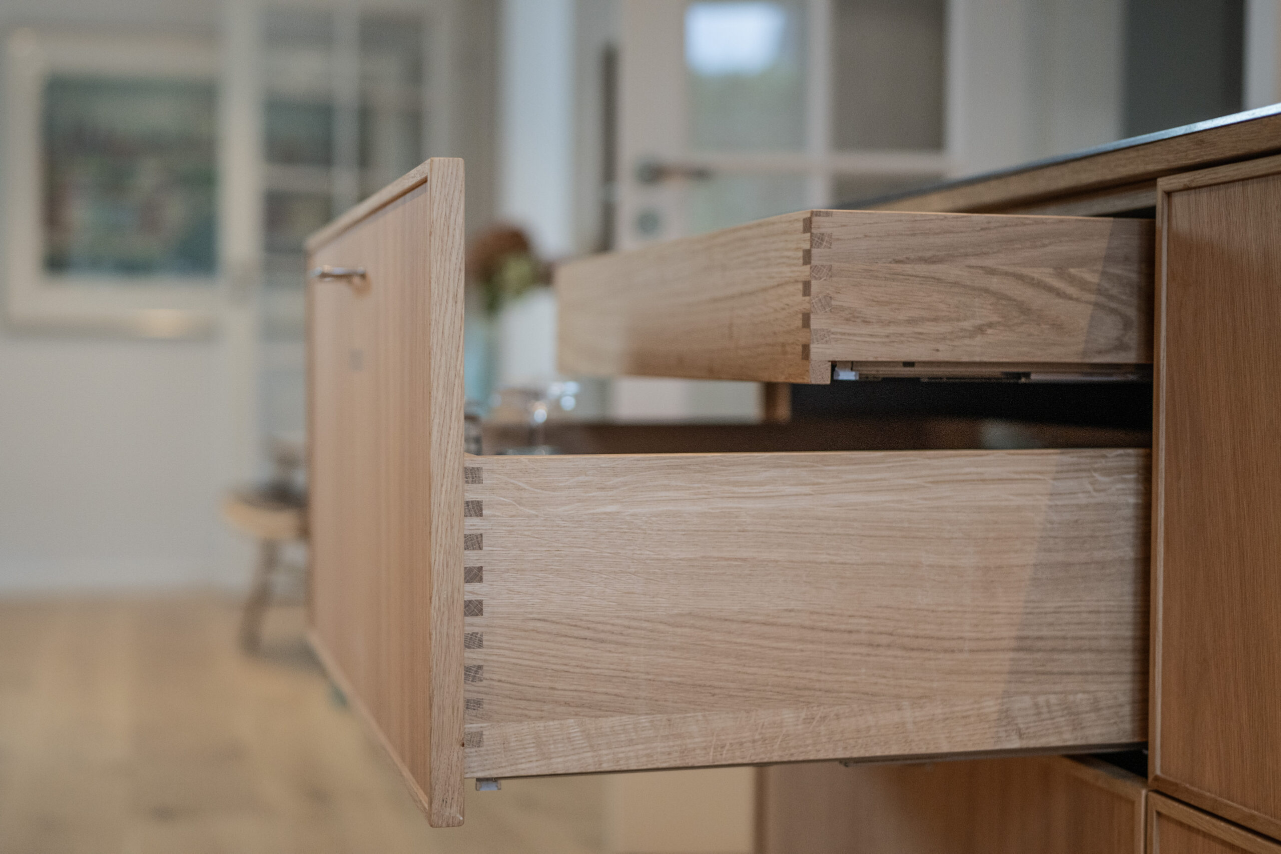 Håndlavet træskab med synlige dovetail sammenføjninger.