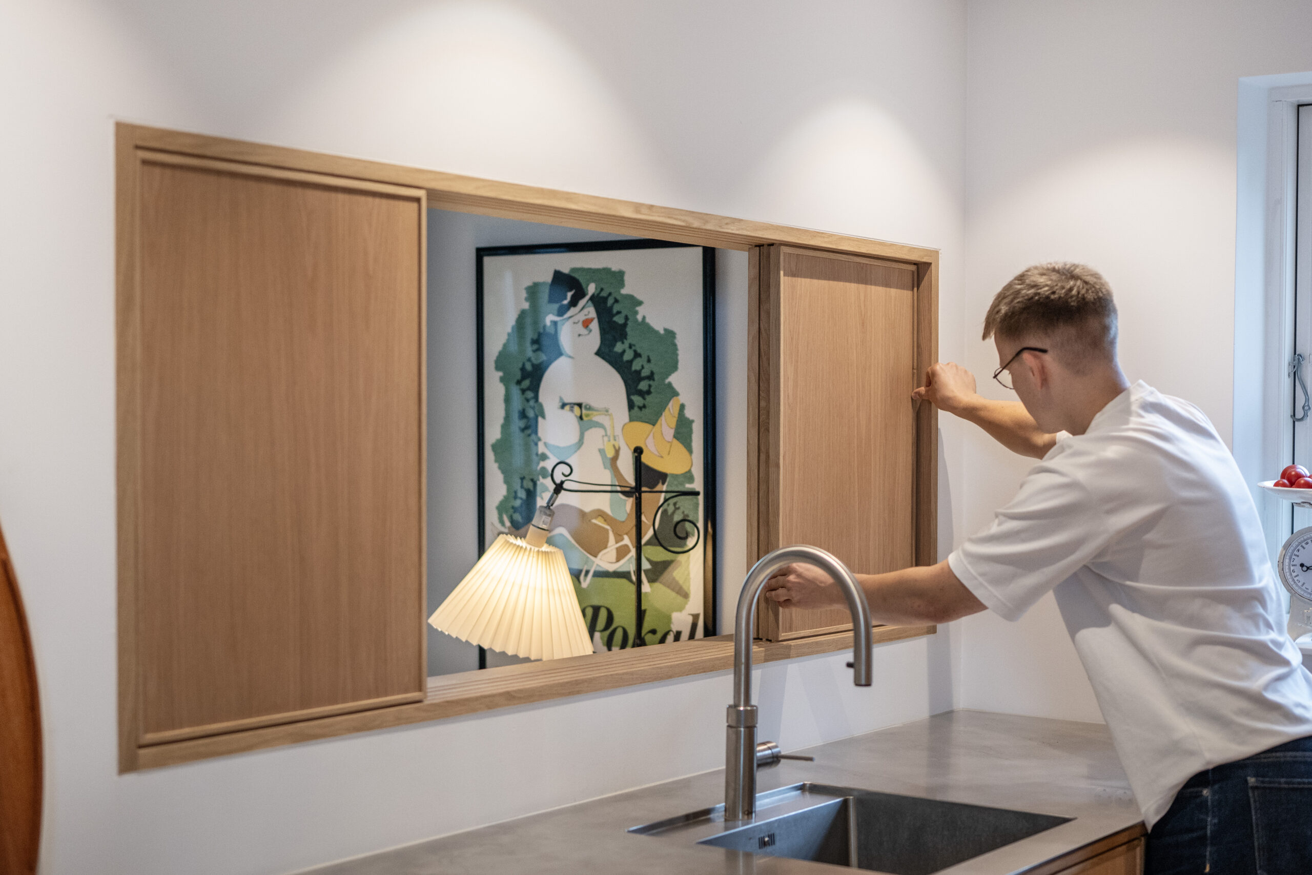 Billedet viser en køkkenrenovering med specialfremstillet skabsløsning i træ.