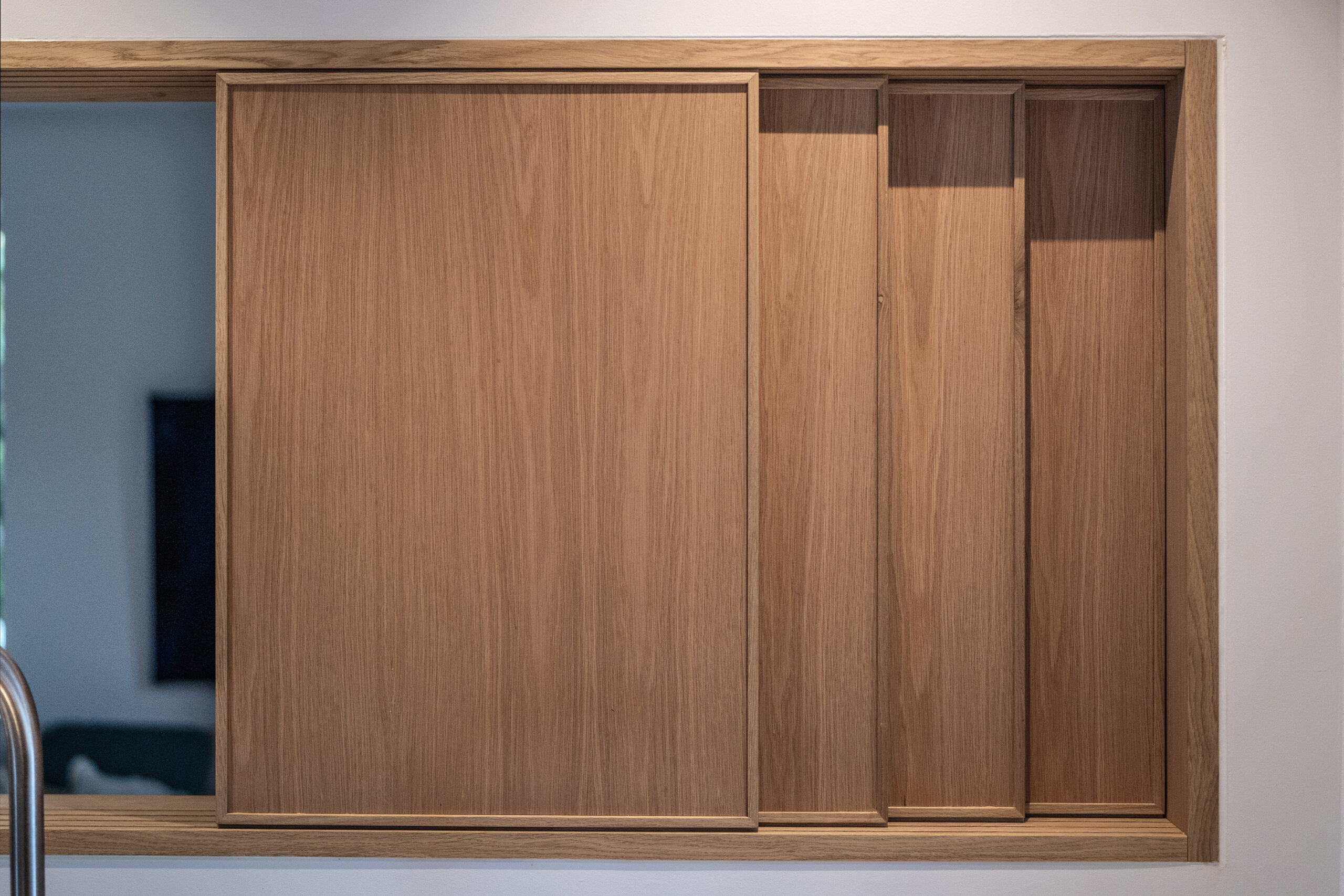 - Elegant træskabsdør i naturfarvet træfinish.