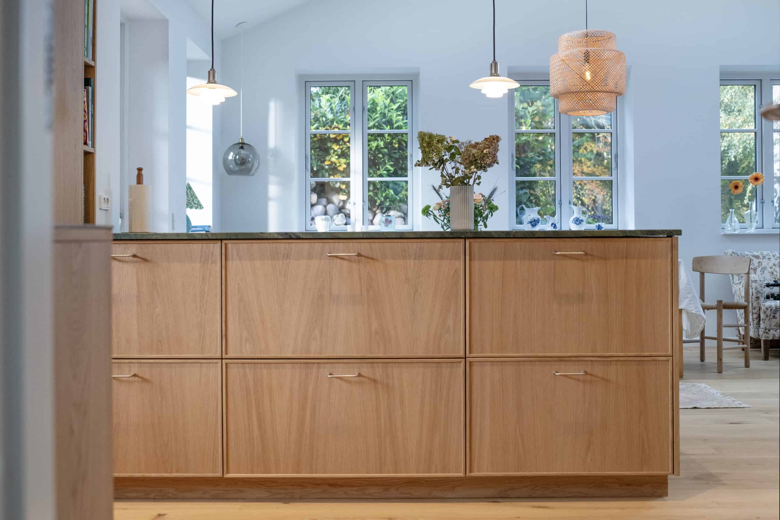 Højbord i træ med moderne design, ideelt til køkken- og spiseområder.