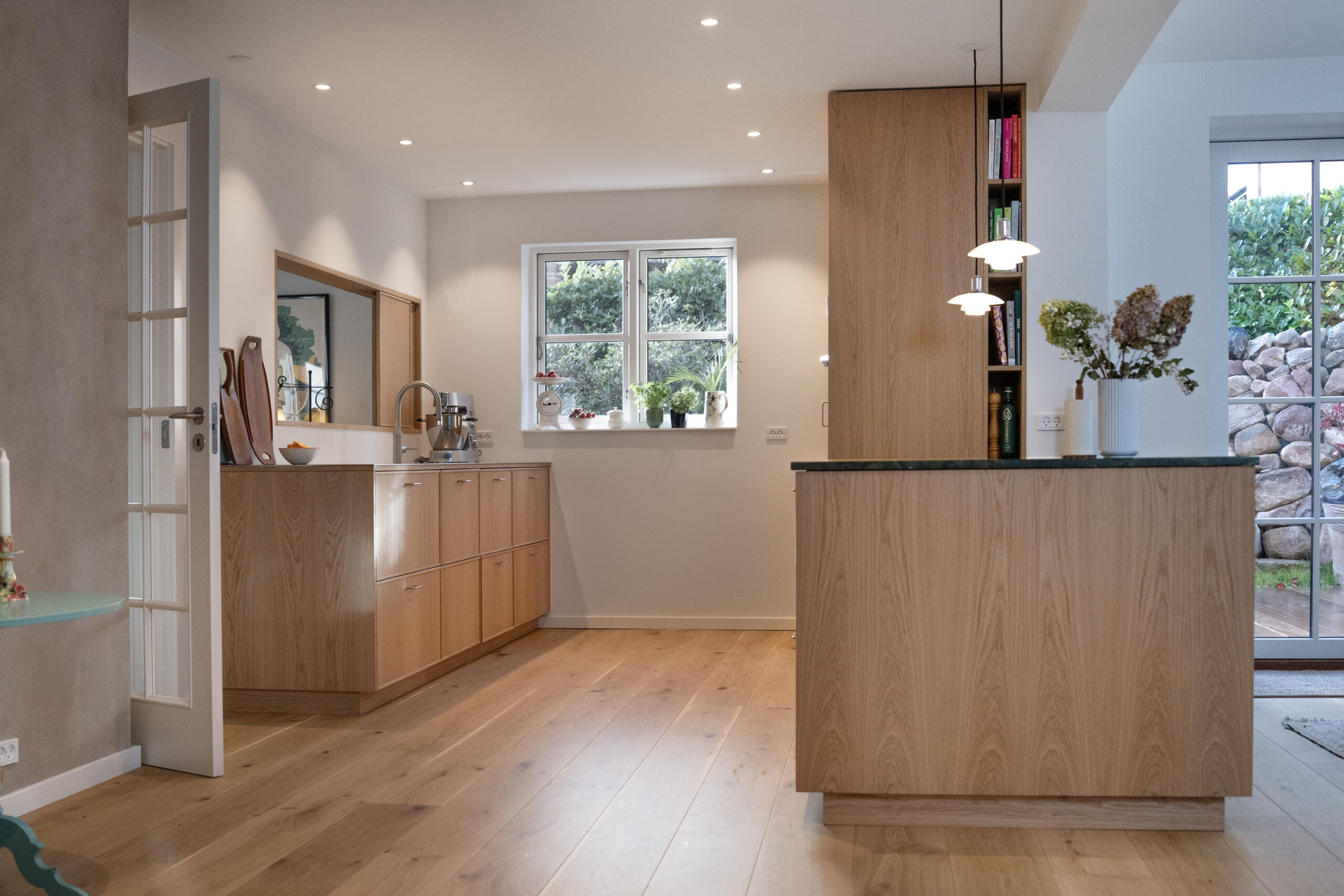 Naturlige trækøkken med moderne design og funktionalitet ved Signatur Snedkeri.