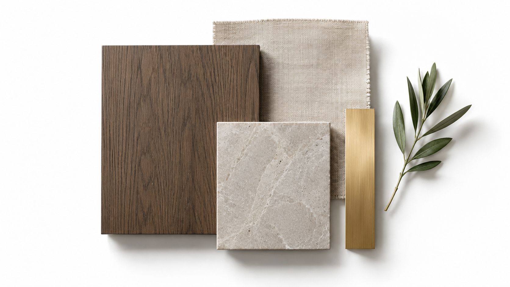 En materialeprøve med mørkt træ, beige tekstil, lys natursten og et guldfarvet metalgreb til indretningsdesign